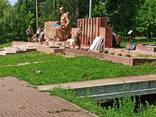 ремонт памятника землякам, павшим в боях с фашистскими захватчиками в годы Великой Отечественной войны в д. Микулино - фото - 1