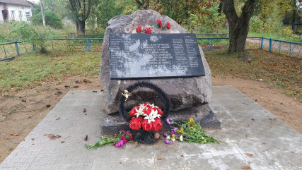 возложения цветов к братским могилам советских воинов и обелискам - фото - 1