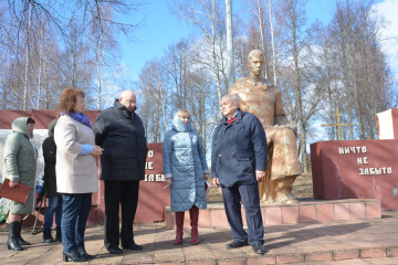 глава района обсудил предстоящий ремонт мемориального комплекса в д.Микулино в рамках рабочего совещания - фото - 1